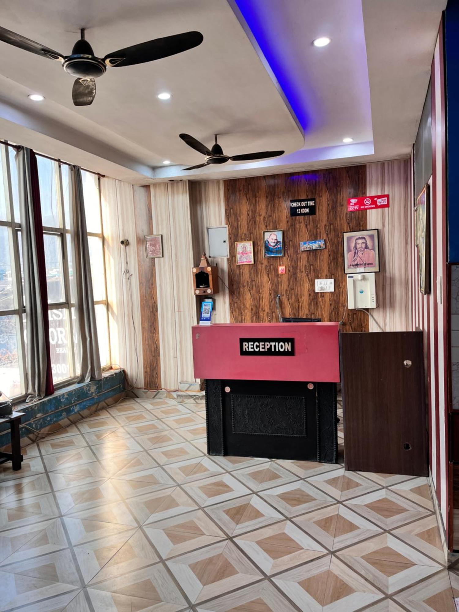Hotel Pushpanjali Haldwāni Buitenkant foto